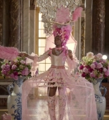 Emily_in_Paris_S02E10_WEBRip_x264-ION10_1583.jpg