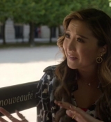 Emily_in_Paris_S02E10_WEBRip_x264-ION10_2600.jpg