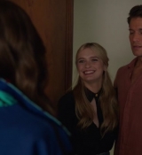 Emily_in_Paris_S02E10_WEBRip_x264-ION10_2709.jpg