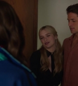 Emily_in_Paris_S02E10_WEBRip_x264-ION10_2715.jpg